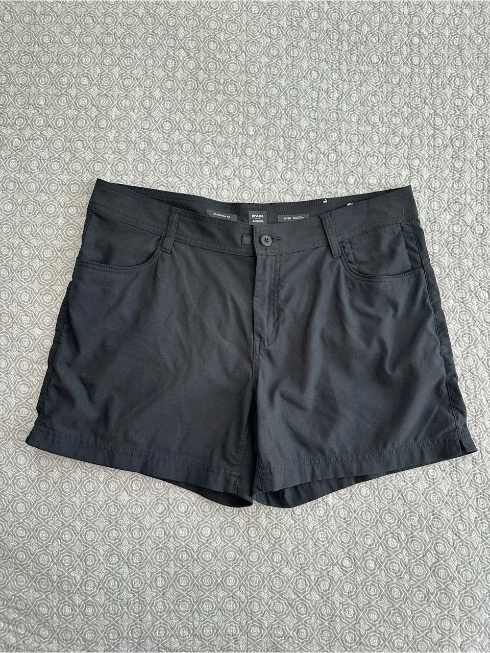PrAna Egress Eco Mid Rise Outdoor Cargo Pocket Shorts Black Title Nine Size 14
